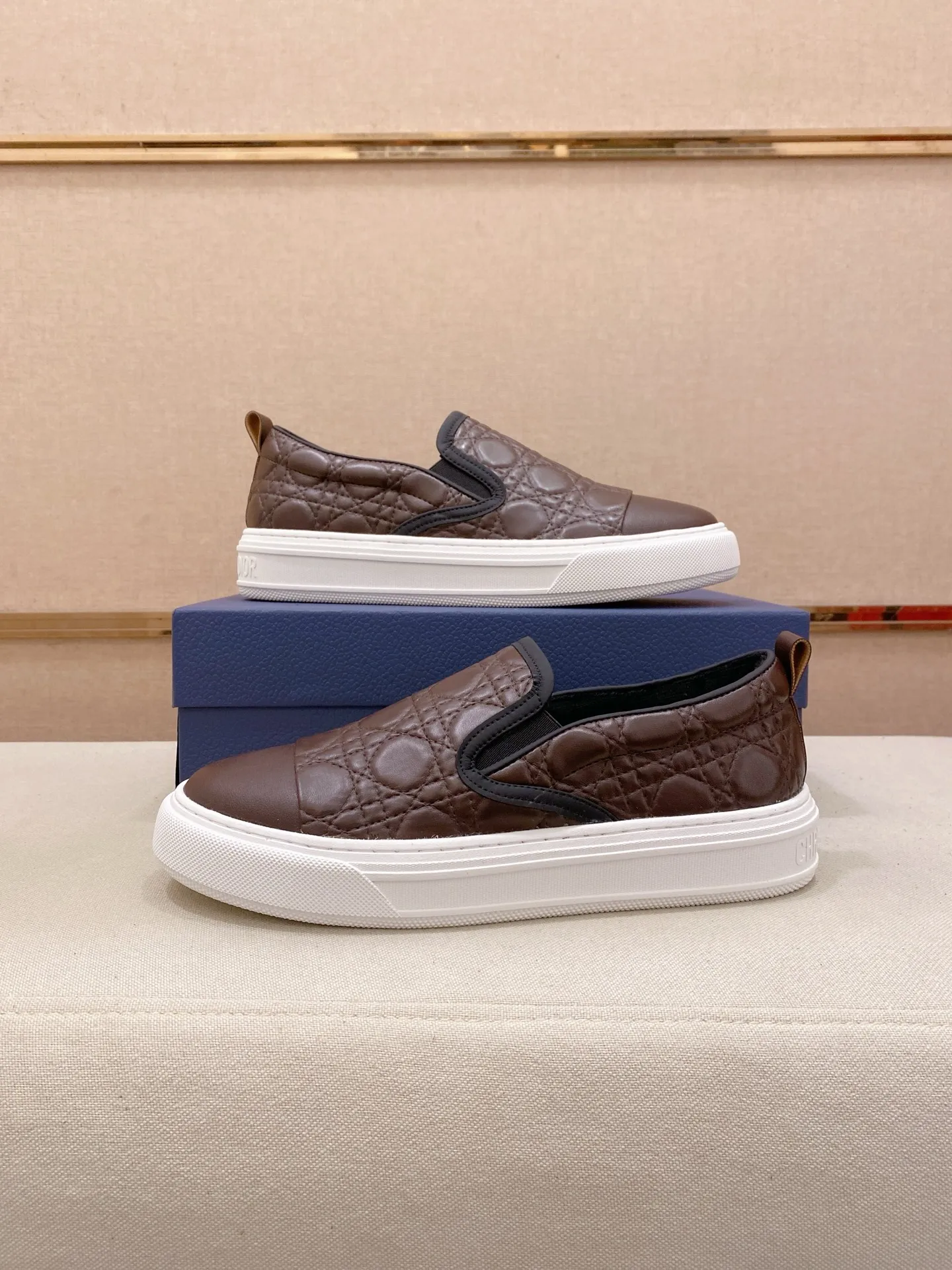 Factory price: 380💰 (leather lining * velvet lining optional) [Dior·Dio*] new casual sports style men's shoes, brand new design, perfect workmanship, slip-on lazy style to create cabinet quality, upper: imported first-layer cowhide, sheepskin lining is soft and comfortable, ultra-light rubber wear-resistant outsole, simple, versatile men's shoes, size: 39-44. Can be customized.45.46.47